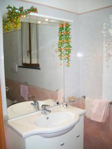 een badkamer met een wastafel en een spiegel bij Il Mulino in Furore