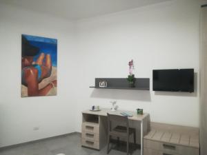 Pokój z biurkiem i obrazem na ścianie w obiekcie DIMORA DELL'ARTISTA 2 w mieście Lecce