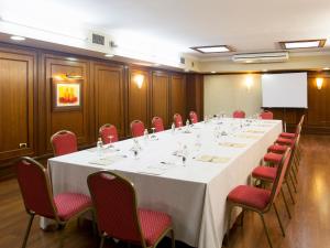sala konferencyjna z długim stołem i krzesłami w obiekcie Oca Ipanema Hotel w mieście Vigo