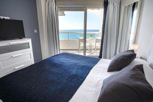 A bed or beds in a room at Panoramic Seaview Puerto Marina