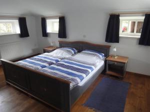 a bedroom with a bed with blue and white sheets at Haus "Am Kienmoor" in Bad Zwischenahn