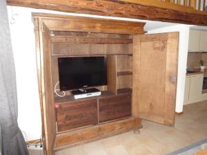 a entertainment center with a television in a room at Haus "Am Kienmoor" in Bad Zwischenahn