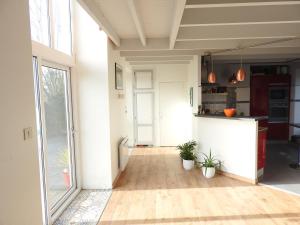 une cuisine ouverte avec des plantes en pot dans une pièce dans l'établissement Maison De Campagne - Porte Brest Ouest., à Guilers