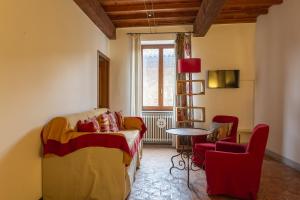 a living room with a couch and a table at Sant'Angelo 42 in Orvieto