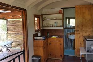 cocina con fregadero y encimera en Gaia's Gift - Shepherd's Cottage, en Swellendam