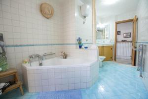 łazienka z dużą wanną i toaletą w obiekcie Suite Orchidea by Dimorra w mieście Napoli