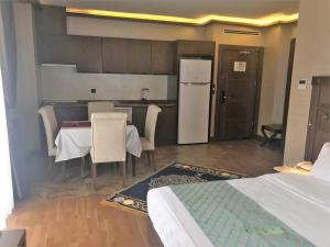 Кухня или мини-кухня в Sera Lake Resort Hotel Spa & Aparts
