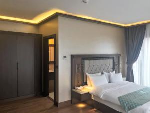 Кровать или кровати в номере Sera Lake Resort Hotel Spa & Aparts