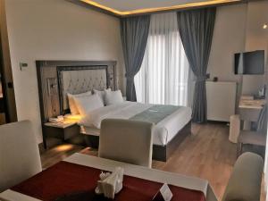 Кровать или кровати в номере Sera Lake Resort Hotel Spa & Aparts