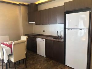 Кухня или мини-кухня в Sera Lake Resort Hotel Spa & Aparts
