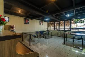 een restaurant met tafels en stoelen in een kamer bij RedDoorz near Cikampek Mall Karawang in Karawang