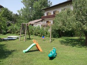 einen Hof mit einer Schaukel und einem Spielplatz in der Unterkunft Pension Elisabeth in Sankt Kanzian am Klopeiner See