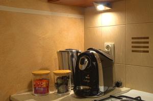 a coffee maker on a counter in a kitchen at Apartament Ducha NO'7 in Toruń