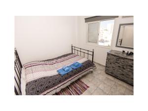 - une chambre avec un lit et une fenêtre dans l'établissement Holiday Apartment, à Larnaka