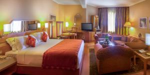 pokój hotelowy z łóżkiem i kanapą w obiekcie Jeddah Grand Hotel w mieście Dżudda