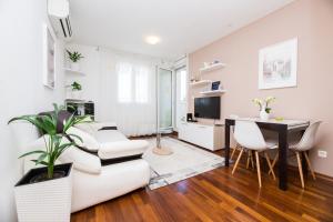 Televízia a/alebo spoločenská miestnosť v ubytovaní Apartman Bubli