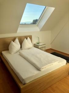 Un pat sau paturi într-o cameră la Forsthof Next Door