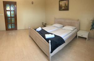 ニーレジハーザにあるLotusz Apartments in Nyiregyhazaのベッドルーム1室(ベッド1台、タオル2枚付)