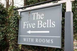 Una señal que dice las cinco campanas con habitaciones en The Five Bells by Innkeeper's Collection en Weston Turville
