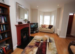uma sala de estar com lareira e sofá em 5 college crescent em Galway