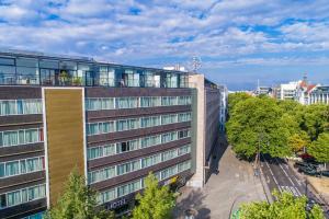 an apartment building with a balcony in a city at Come Inn Berlin Kurfürstendamm in Berlin