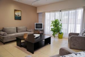 ein Wohnzimmer mit einem Sofa und einem Couchtisch in der Unterkunft Athens City Center Apartments in Athen
