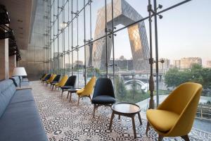 une rangée de chaises et de tables dans une salle d'attente dans l'établissement JEN Beijing by Shangri-La, à Pékin