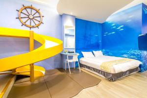 台南的住宿－享樂慢活之輕旅行會館，卧室配有一张床和墙上的轮子