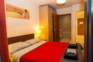 Łóżko lub łóżka w pokoju w obiekcie City 3 Bedroom Ensuited apartment with parking