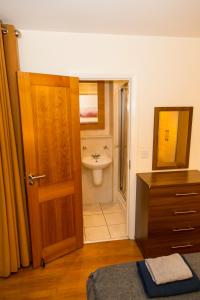 uma casa de banho com um WC, um lavatório e uma porta em City 3 Bedroom Ensuited apartment with parking em Dublin