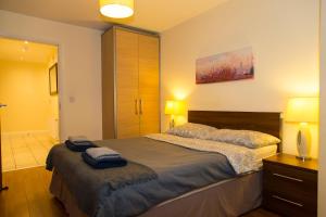 Tempat tidur dalam kamar di City 3 Bedroom Ensuited apartment with parking