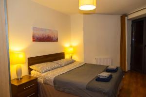 Łóżko lub łóżka w pokoju w obiekcie City 3 Bedroom Ensuited apartment with parking