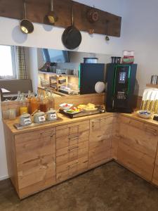 een keuken met een aanrecht met een koffiezetapparaat bij Pension Alpenblick in Steeg