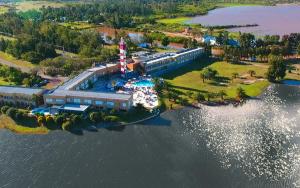 una vista aérea de un complejo sobre el agua en Marina del Faro Resort en Termas de Río Hondo