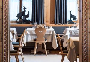 un reflejo de un restaurante con mesas con estatuas de ciervo en Sporthotel Sonne, en Alpe di Siusi