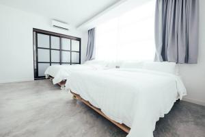 En eller flere senger på et rom på White Loft Hotel