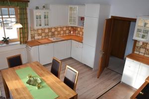 uma cozinha com uma mesa e uma sala de jantar em Ferienhaus Saxenauer em Hinterstoder