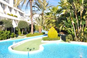 basen w ośrodku z palmami w obiekcie Marbella House Penthouse w Marbelli
