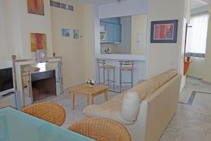 salon z kanapą i kominkiem w obiekcie Marbella House Penthouse w Marbelli
