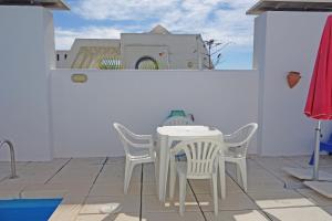 Biały stół i krzesła na patio w obiekcie Marbella House Penthouse w Marbelli