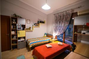 - une petite chambre avec 2 lits et une fenêtre dans l'établissement Nature Villa, à Panayía