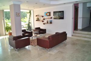 una sala de espera con sillas de cuero y una mesa de cristal en Hotel Mare Datca, en Datça