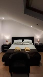 una camera da letto con un grande letto con due asciugamani di quarto suite em Belém a Lisbona