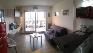 卡布勒通的住宿－Appartement Capbreton / Hossegor，客厅配有沙发和桌子