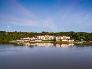 duży dom na wyspie w wodzie w obiekcie Ferrycarrig Hotel w mieście Wexford