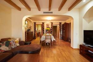 - un salon avec une table et un canapé dans l'établissement Amazing Villa with garden, à San Miguel de Abona