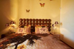 A bed or beds in a room at Amazing Villa with garden