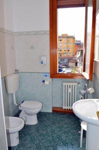フィレンツェにあるAffittacamere Beaのバスルーム(トイレ2つ、洗面台、窓付)