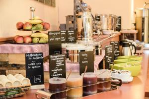 un mostrador con diferentes tipos de alimentos en JUFA Hotel Donnersbachwald, en Donnersbachwald