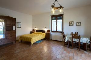 a bedroom with a bed and a table in it at Agriturismo Fattoria Poggio Boalaio in Orvieto